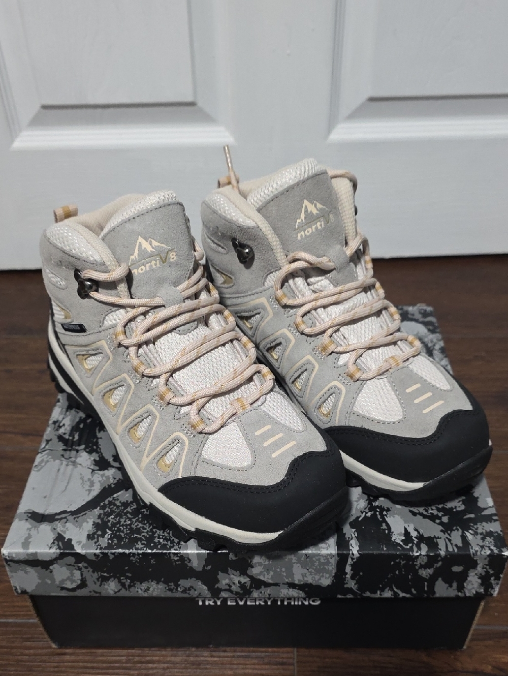 Nortiv 8 Women's Light Gray Hiking Boots (like Merrill Moab Mid 3), unused